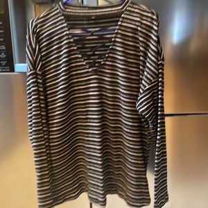 Like new shirt from Buckle.